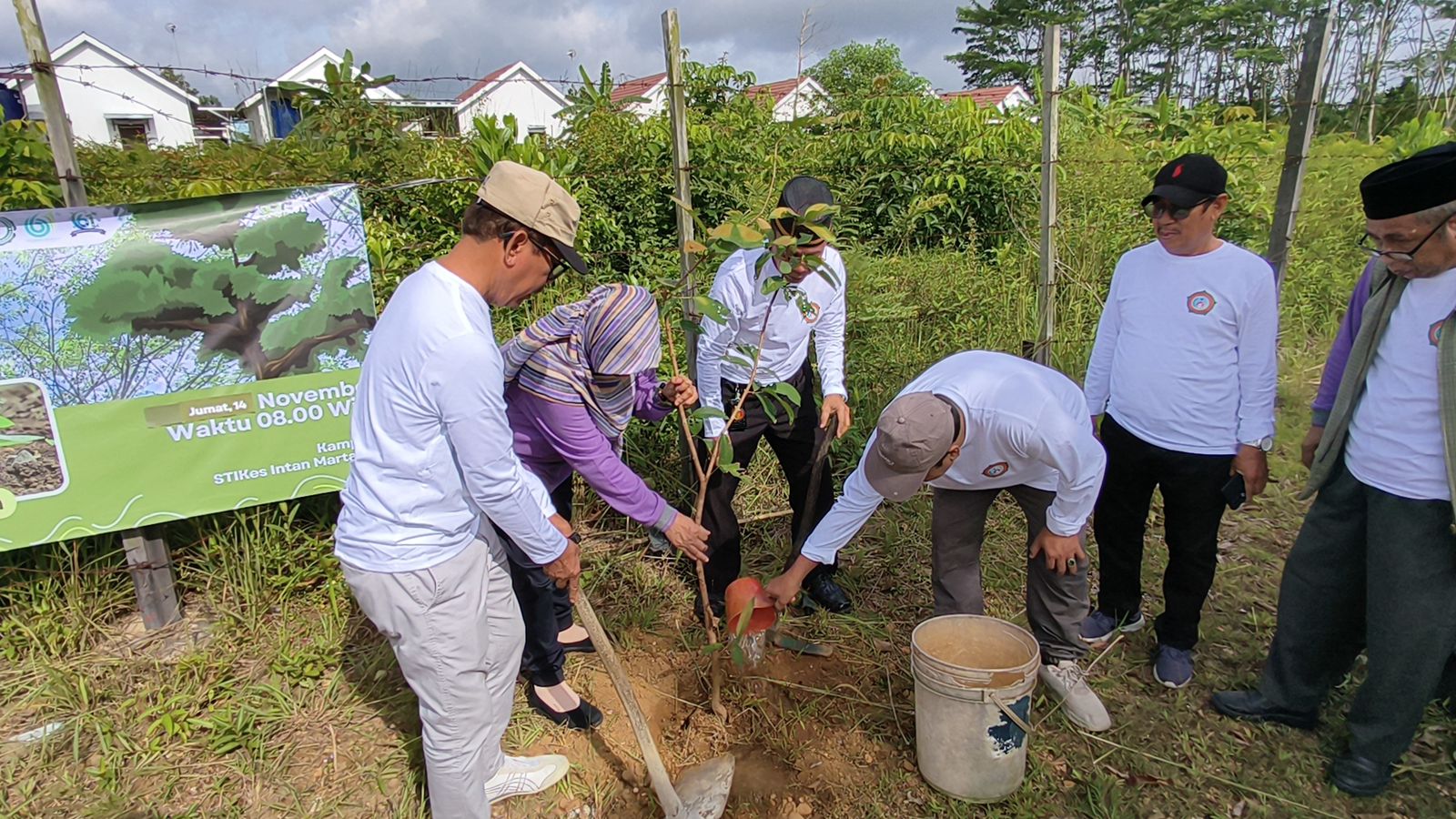 STIKES Intan Martapura peringati HKN ke-61 dengan penanaman pohon, wujudkan lingkungan kampus sehat dan berkelanjutan.