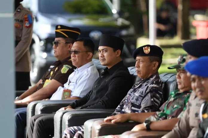 Ketua DPRD Tanah Bumbu Andrean Atma Maulani menghadiri Apel Gelar Pasukan Ops Zebra Intan 2025 bersama Kapolres Tanah Bumbu AKBP Arief Prasetya dan unsur Forkopimda lainnya di halaman Mapolres Tanah Bumbu, Senin (17/11/2025)