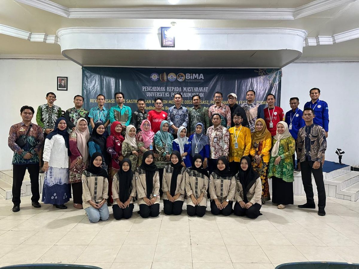 Para dosen, mahasiswa, dan para guru peserta pelatihan Seni Budaya berfoto bersama usai kegiatan Program Hibah Seni Nusantara Universitas PGRI Kalimantan yang mengusung revitalisasi seni sastra lisan Madihin melalui digitalisasi, pelatihan, dan festival budaya.