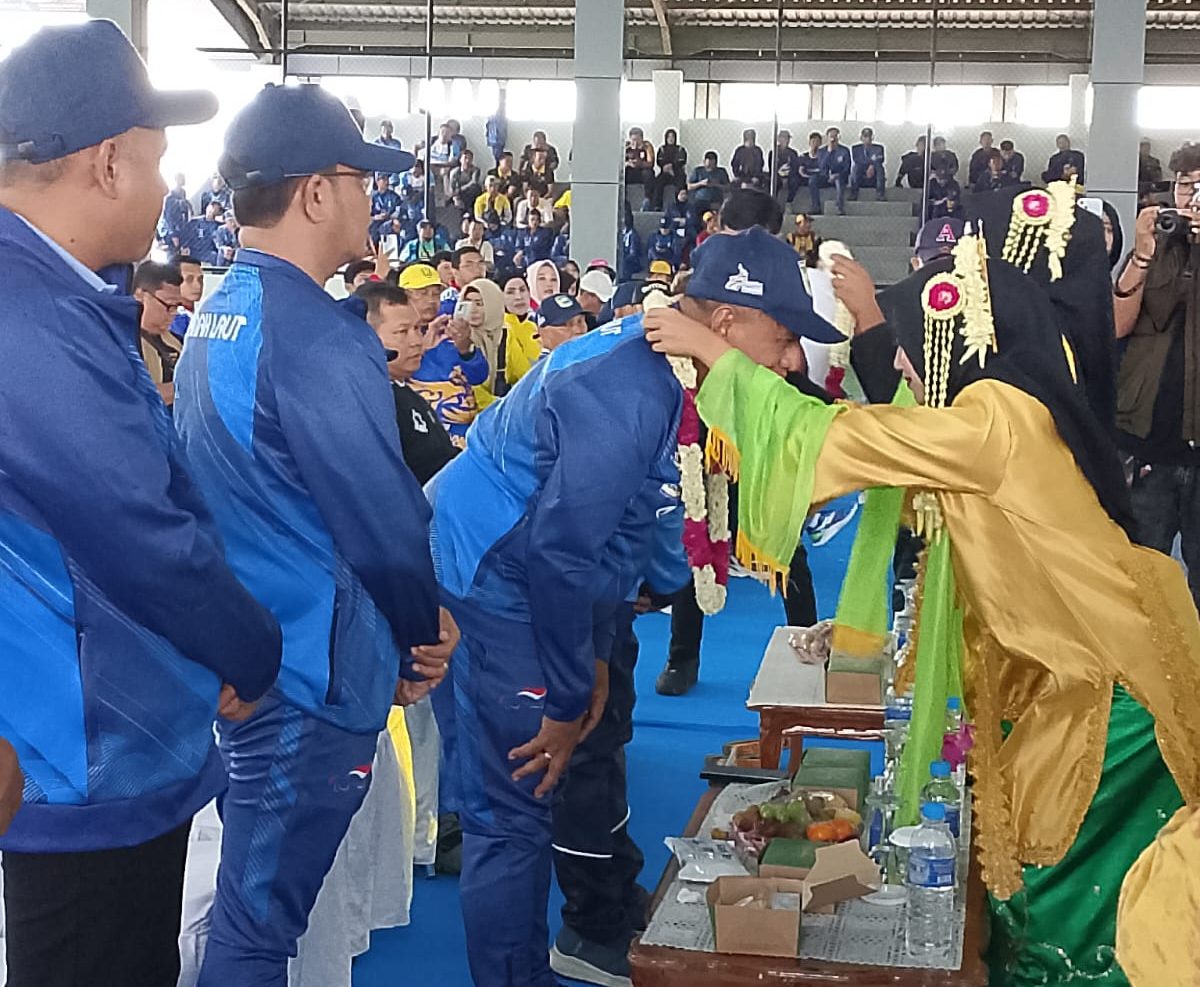 Wakil Bupati Tanah Laut H. M. Zazuli menerima pengalungan bunga dari penari penyambutan sebelum pembukaan PEPARPROV V Kalsel 2025 di Tenis Indoor Matah, Pelaihari, Kamis (20/11/2025).