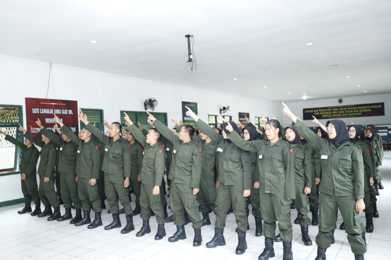 UNUKASE mengirim 12 mahasiswa ikuti Diksar Komando Menwa 2025 untuk memperkuat karakter kebangsaan dan bela negara.