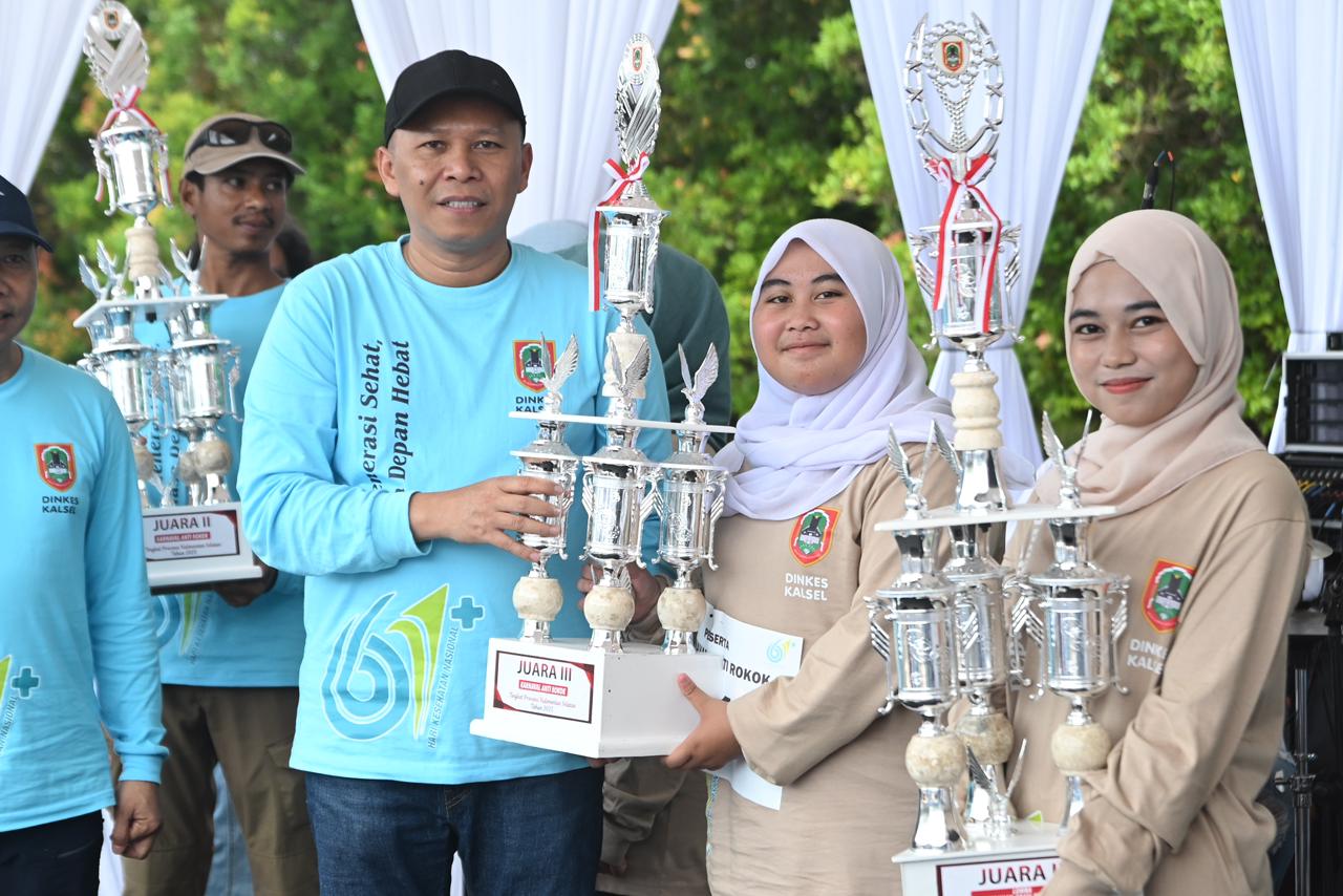 BEM STIKes Intan Martapura meraih Juara 3 Karnaval KTR Provinsi, mengampanyekan hidup sehat tanpa rokok bagi masyarakat luas.