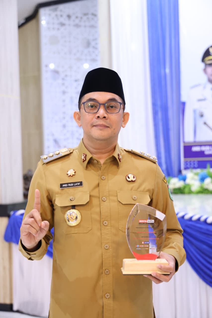 Tanah Bumbu meraih apresiasi B-Universe berkat inovasi layanan publik, menegaskan komitmen meningkatkan kualitas pelayanan masyarakat.