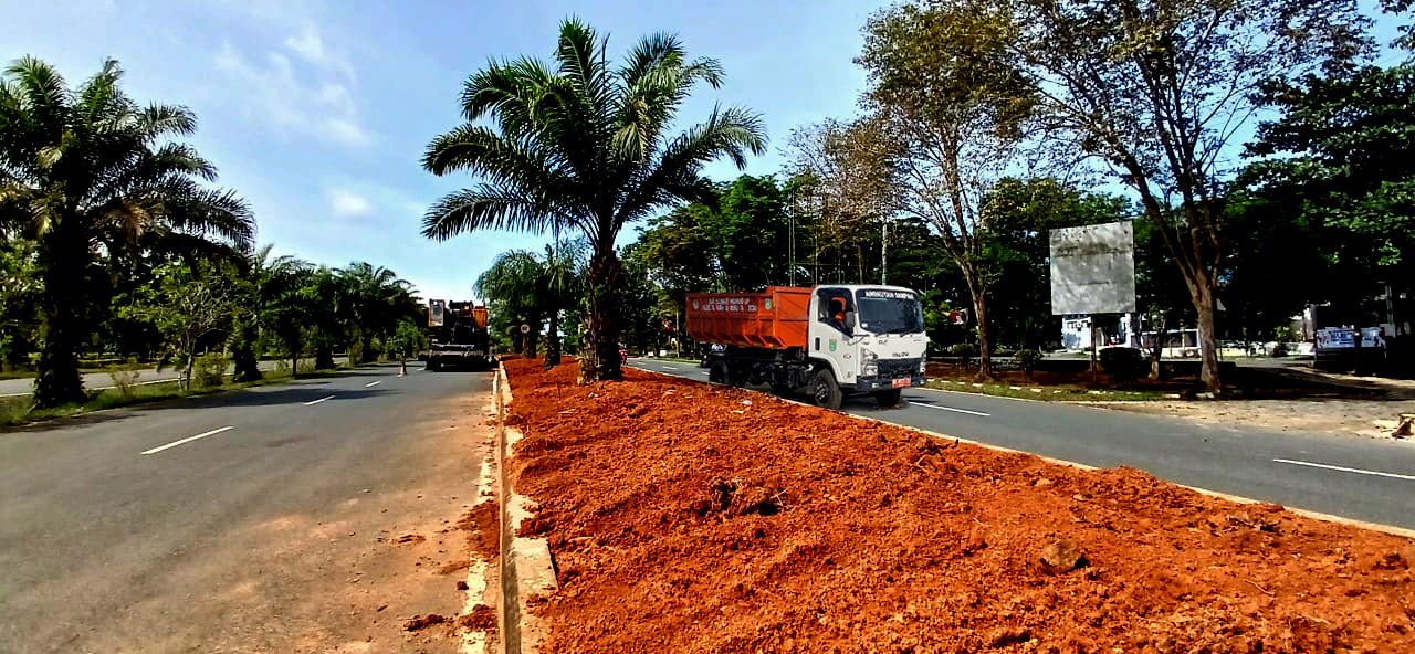 Pemerintah Tanah Bumbu perindah kawasan perkantoran dengan taman trotoar hijau untuk meningkatkan kenyamanan dan keindahan lingkungan.