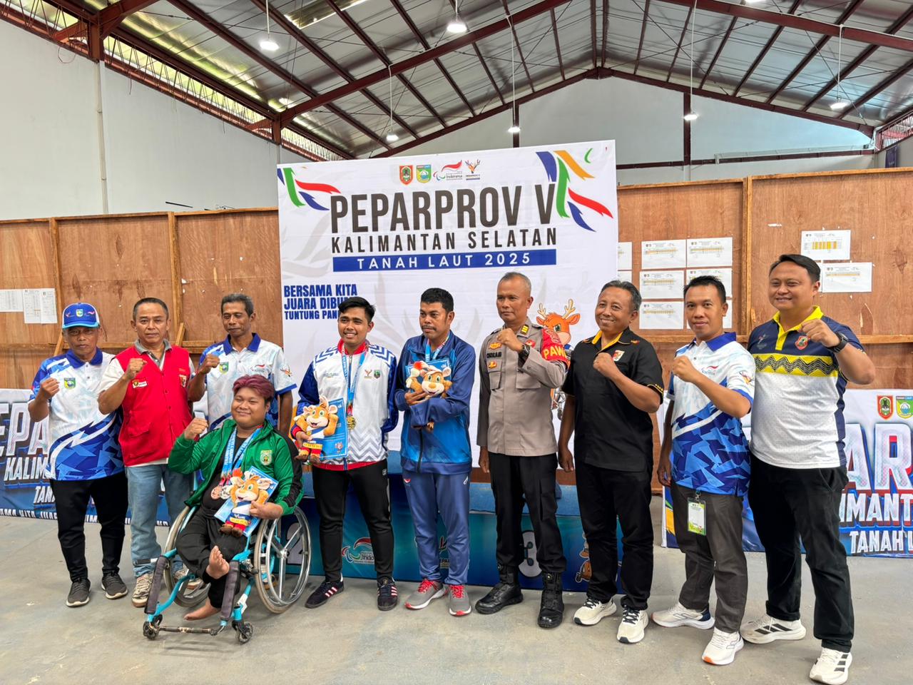 Abdi Suryani raih emas para-menembak Peparprov Kalsel 2025, mengharumkan UNUKASE dan menginspirasi atlet difabel lainnya.