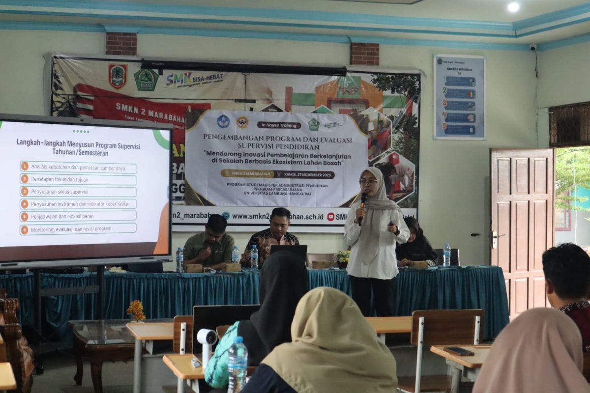 Salah satu narasumber dari Mahasiswa Magister Administrasi Pendidikan ULM memaparkan materi terkait pengembangan dan evaluasi supervisi pendidikan pada kegiatan In House Training (IHT) di SMKN 2 Marabahan, Kamis (27/11/2025).