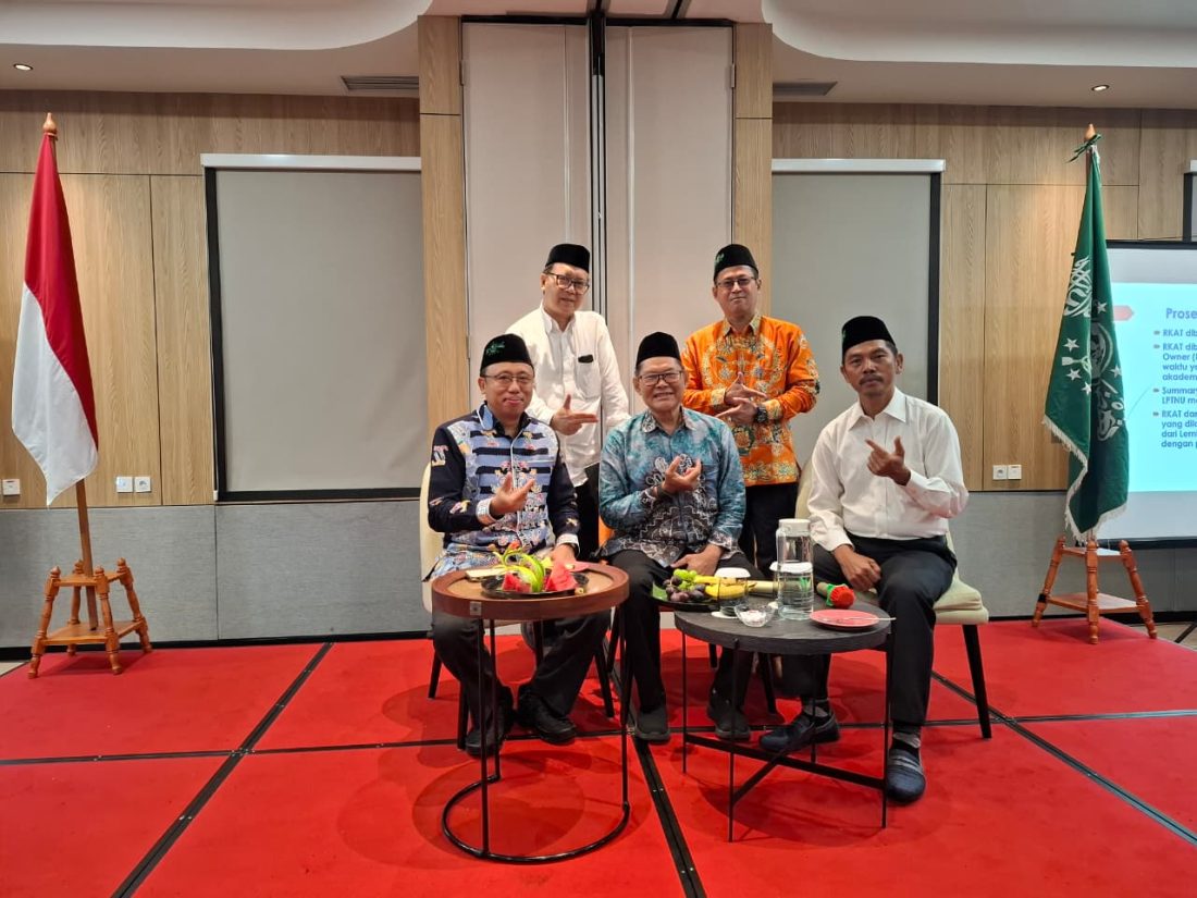 Rektor UNUKASE Dr. Ir. H. Abrani Sulaiman, M.Sc. (tengah duduk) berfoto bersama para pimpinan Perguruan Tinggi Nahdlatul Ulama dari berbagai daerah pada Rapat Koordinasi PTNU yang digelar PBNU di Ibis Hotel Raden Saleh, Jakarta, Rabu (26/11/2025).
