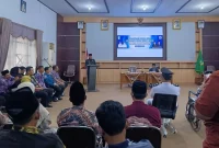 Bupati Tanah Laut H. Rahmat Trianto menyampaikan sambutan saat melantik dua Kepala Desa Pengganti Antar Waktu (PAW) di Aula Kantor Baperida Tanah Laut, Jumat (7/11/2025)