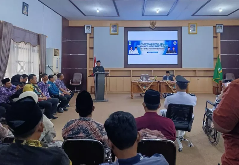 Bupati Tanah Laut H. Rahmat Trianto menyampaikan sambutan saat melantik dua Kepala Desa Pengganti Antar Waktu (PAW) di Aula Kantor Baperida Tanah Laut, Jumat (7/11/2025)