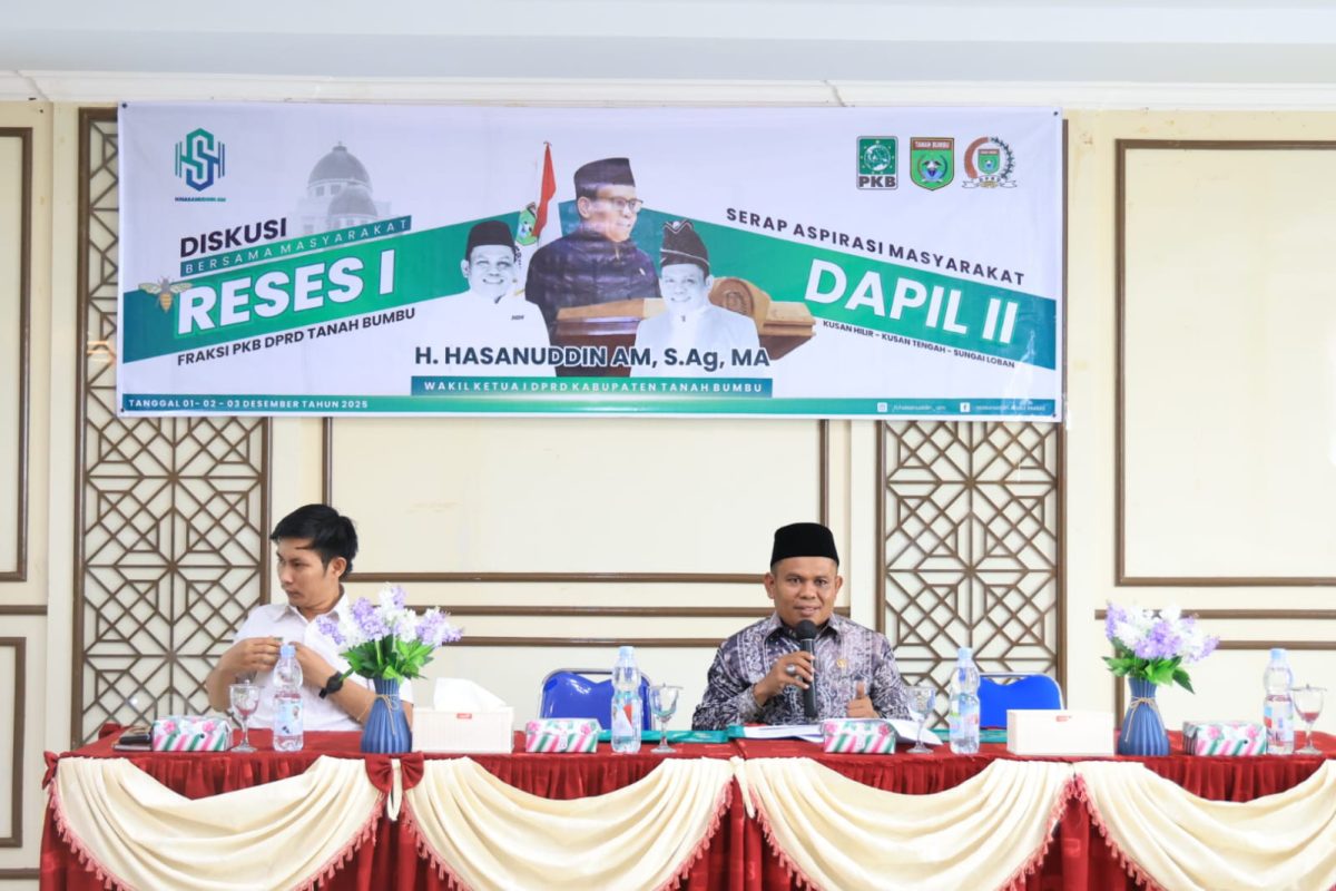 Wakil Ketua I DPRD Tanah Bumbu, H. Hasanuddin AM, S.Ag., MA, saat memimpin kegiatan Reses I Dapil II untuk menyerap aspirasi masyarakat di Kecamatan Kusan Hilir.