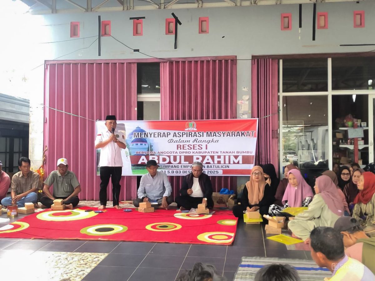 Anggota DPRD Tanah Bumbu, Abdul Rahim, saat berdialog langsung dengan warga Desa Segumbang dalam agenda reses untuk menyerap berbagai aspirasi masyarakat.