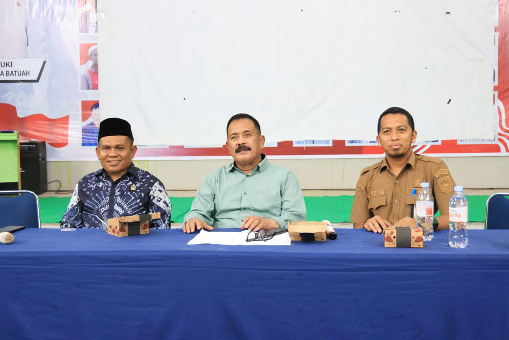 H. Hasanuddin ( Kiri) mendengarkan langsung keluhan warga mengenai drainase, bantuan nelayan, dan persoalan infrastruktur lainnya.