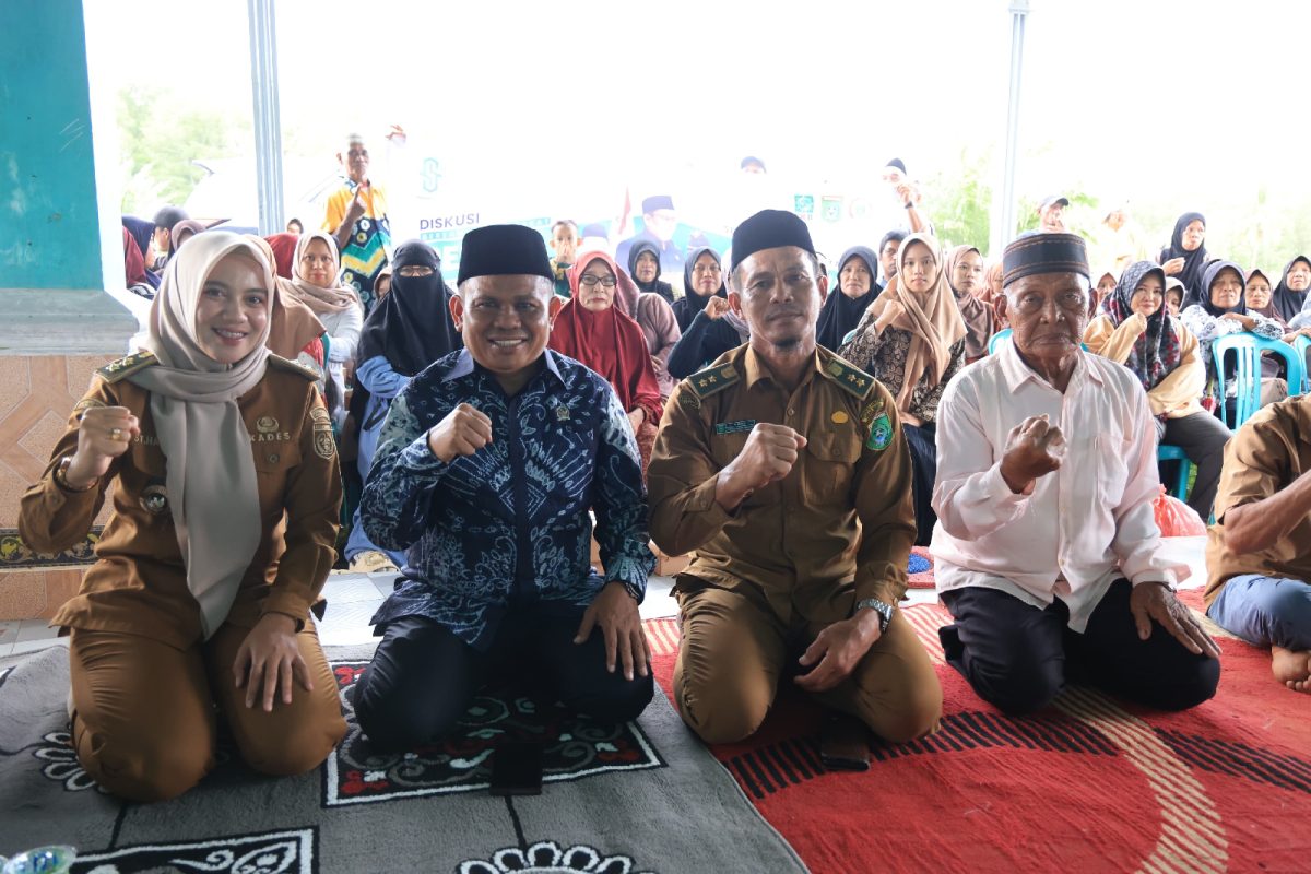 Wakil Ketua DPRD Tanah Bumbu, H. Hasanuddin (Tengah), berfoto bersama warga Muara Pagatan usai pelaksanaan reses