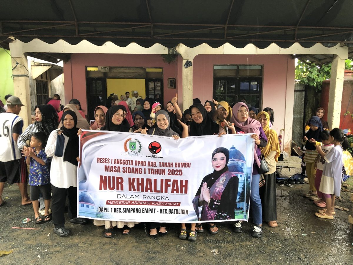 Warga Kelurahan Tungkaran Pangeran berfoto bersama Anggota DPRD Tanah Bumbu, Nurkhalifah, usai pelaksanaan reses masa sidang I tahun 2025.