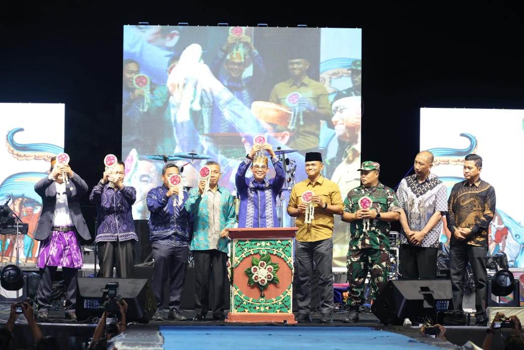 Bupati Andi Rudi Latif membuka Festival Aksi Budaya 2025, ribuan warga antusias rayakan seni dan budaya Tanah Bumbu.