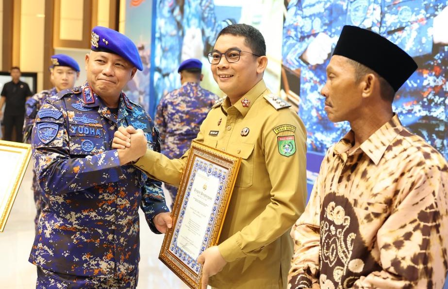 Bupati Andi Rudi Latif menerima penghargaan atas hibah Markas Patroli Muara Bunati untuk memperkuat keamanan perairan Tanah Bumbu.