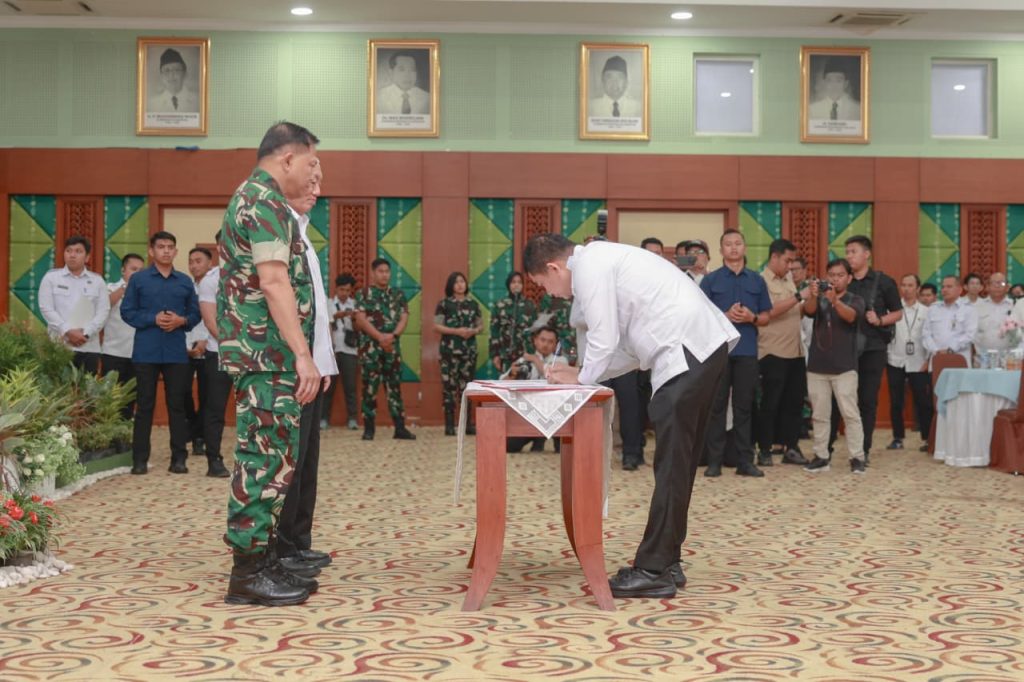 Bupati Tanah Bumbu dukung pembangunan Makodam Lambung Mangkurat melalui penandatanganan kesepakatan bersama pemerintah provinsi dan TNI.