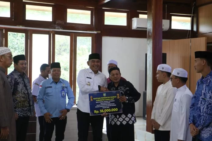 Bupati Tanah Laut, H Rahmat Trianto menyerahkan bantuan keagamaan di Aula Rakat Manuntung Hutan Jati, Rabu (03/12/2025).