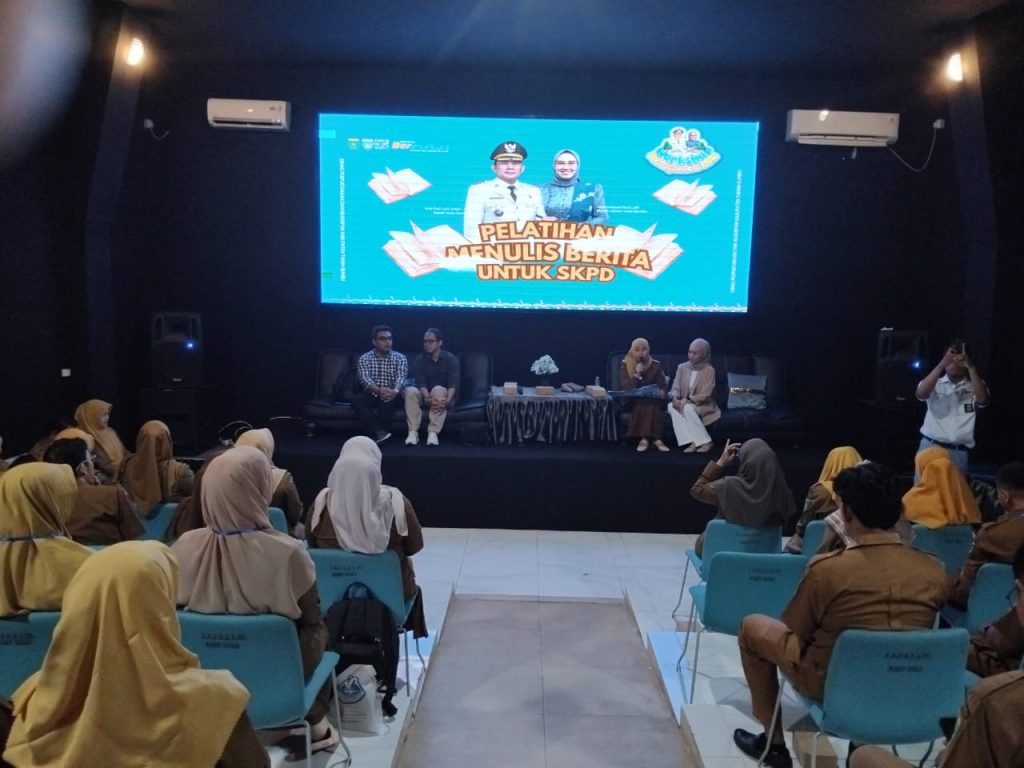 Pelatihan penulisan berita Dispersip Tanah Bumbu tingkatkan kemampuan SKPD menyajikan informasi akurat, transparan, dan mudah dipahami.
