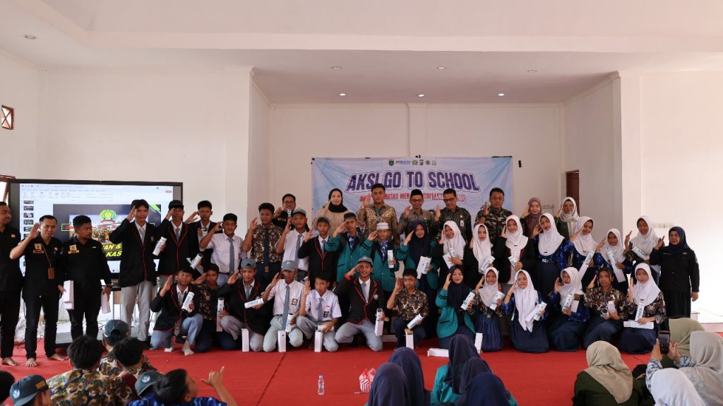 Pemkab Tanah Bumbu gelar Go To School Merah Putih untuk memperkuat karakter pelajar, cegah radikalisme, narkoba, dan bahaya digital.