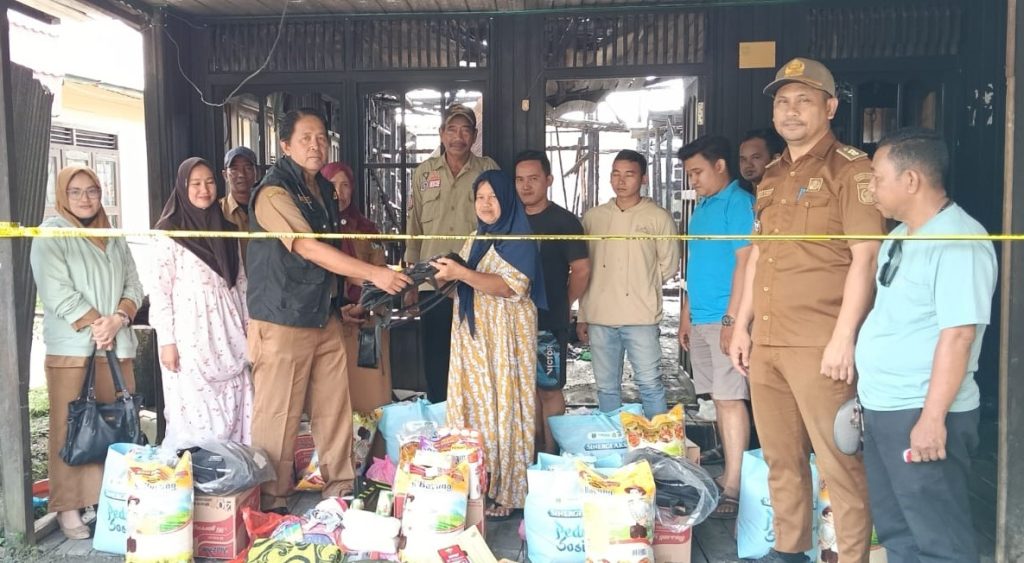 Pemkab Tanah Bumbu menyalurkan bantuan kepada tujuh KK korban kebakaran di Jalan Pesantren untuk meringankan beban warga terdampak.