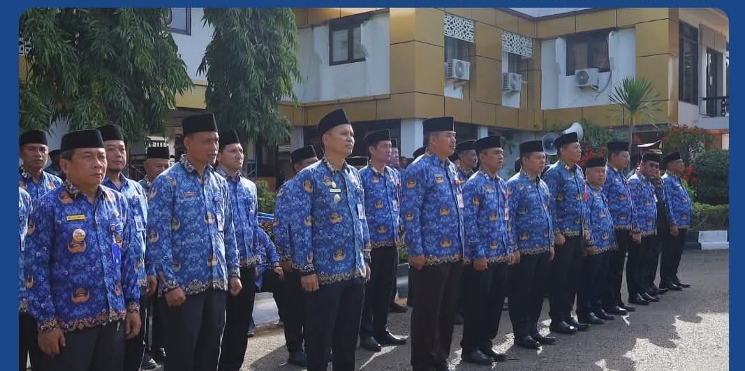 Sejumlah Aparatur Sipil Negara (ASN) Kabupaten Tanah Laut mengenakan seragam Korpri mengikuti upacara Peringatan Hari Korpri ke-54 di Halaman Kantor Bupati Tanah Laut, Senin (01/12/2025).