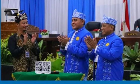 Bupati Tanah Laut bersama jajaran pimpinan daerah mengenakan busana adat saat mengikuti Sidang Paripurna Hari Jadi Kabupaten Tala ke-60, ditandai dengan prosesi simbolis dan tepuk tangan penghormatan.