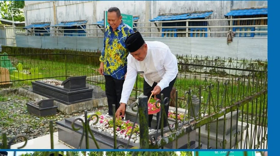 Bupati Tanah Laut H. Rahmat Trianto memimpin rombongan utama ziarah Hari Jadi ke-60 Tala di Pemakaman Kuburan Muslimin.