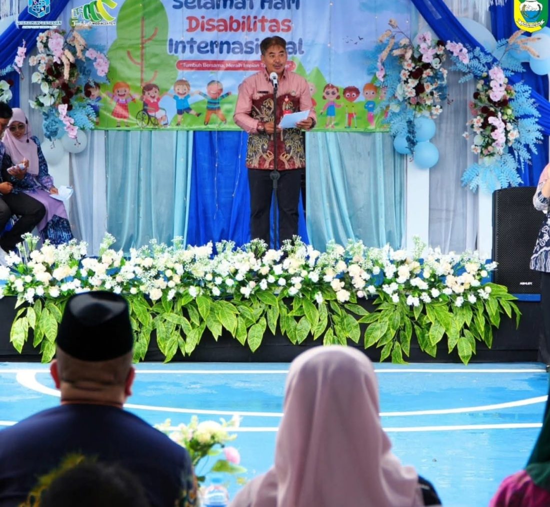 Staf Ahli Bidang Hukum dan Politik, Abdillah, saat membacakan sambutan Bupati Tanah Laut pada peringatan Hari Disabilitas Internasional 2025 di SLBN 1 Pelaihari.