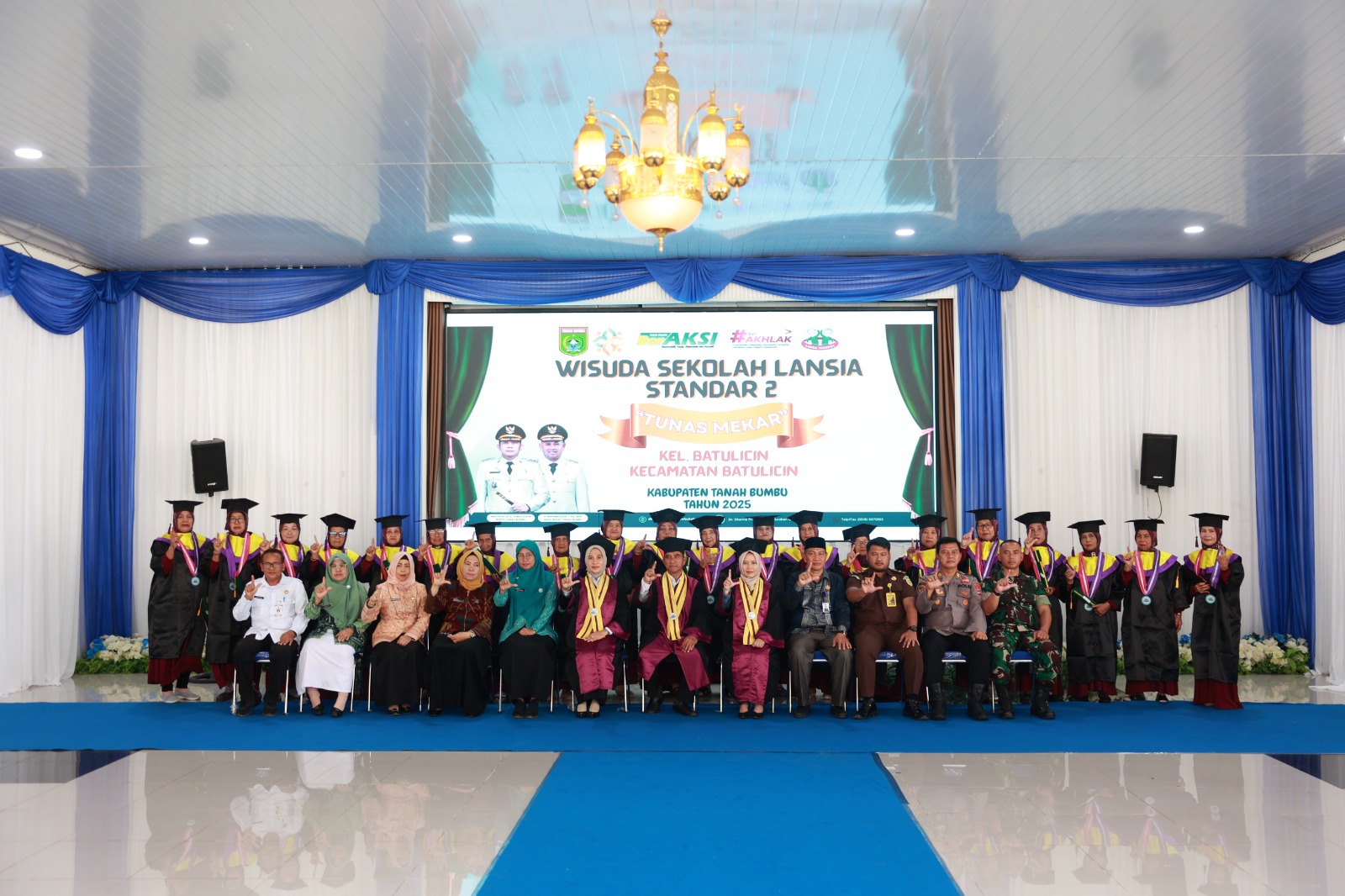 Peringatan Harganas Tanah Bumbu dirangkai wisuda sekolah lansia sebagai wujud komitmen pemberdayaan lanjut usia dan keluarga.