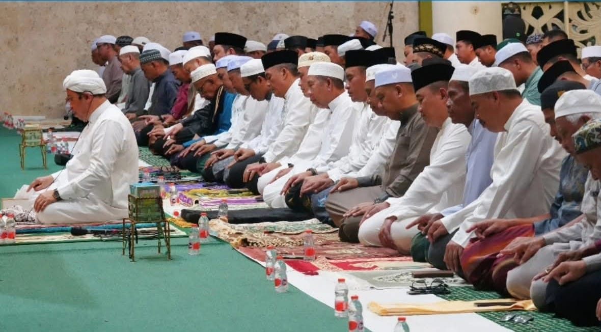 Para jamaah memenuhi saf depan Masjid Syuhada saat pelaksanaan Salat Hajat berjamaah dan doa bersama dalam rangka menyambut Hari Jadi ke-60 Kabupaten Tanah Laut.