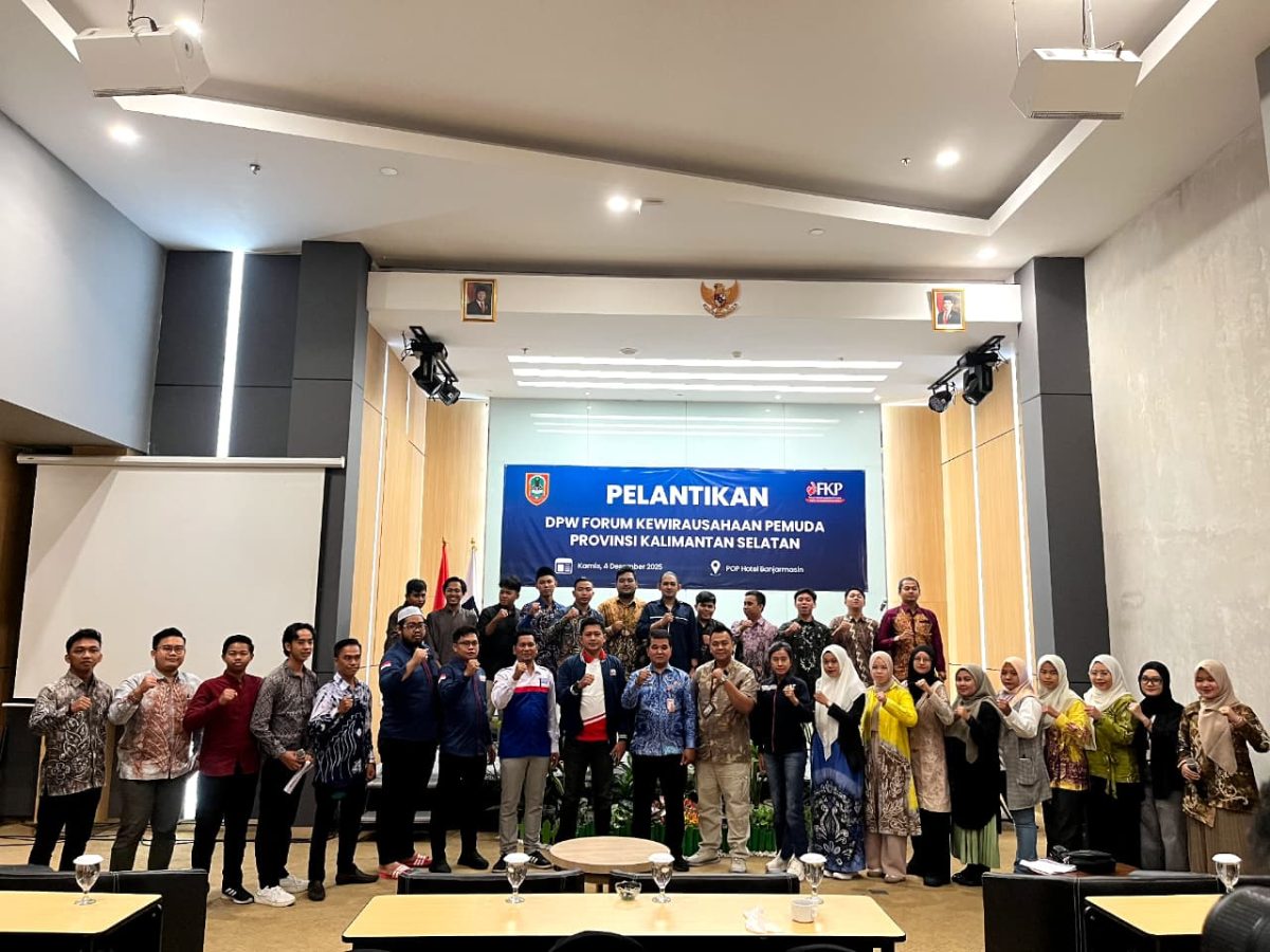 Pengurus DPW Forum Kewirausahaan Pemuda (FKP) Provinsi Kalimantan Selatan berfoto bersama usai prosesi pelantikan yang digelar di ballroom POP Hotel Banjarmasin, Kamis (4/12/2025).