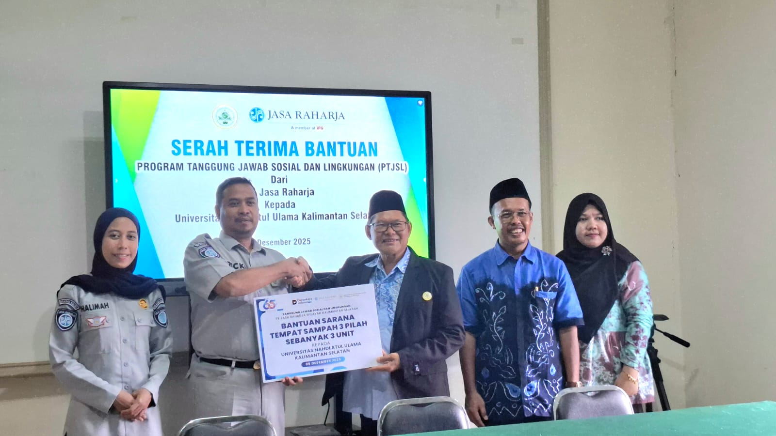 Jasa Raharja serahkan bantuan tempat sampah terpilah ke UNUKASE guna mendukung kebersihan kampus dan program edukasi keselamatan