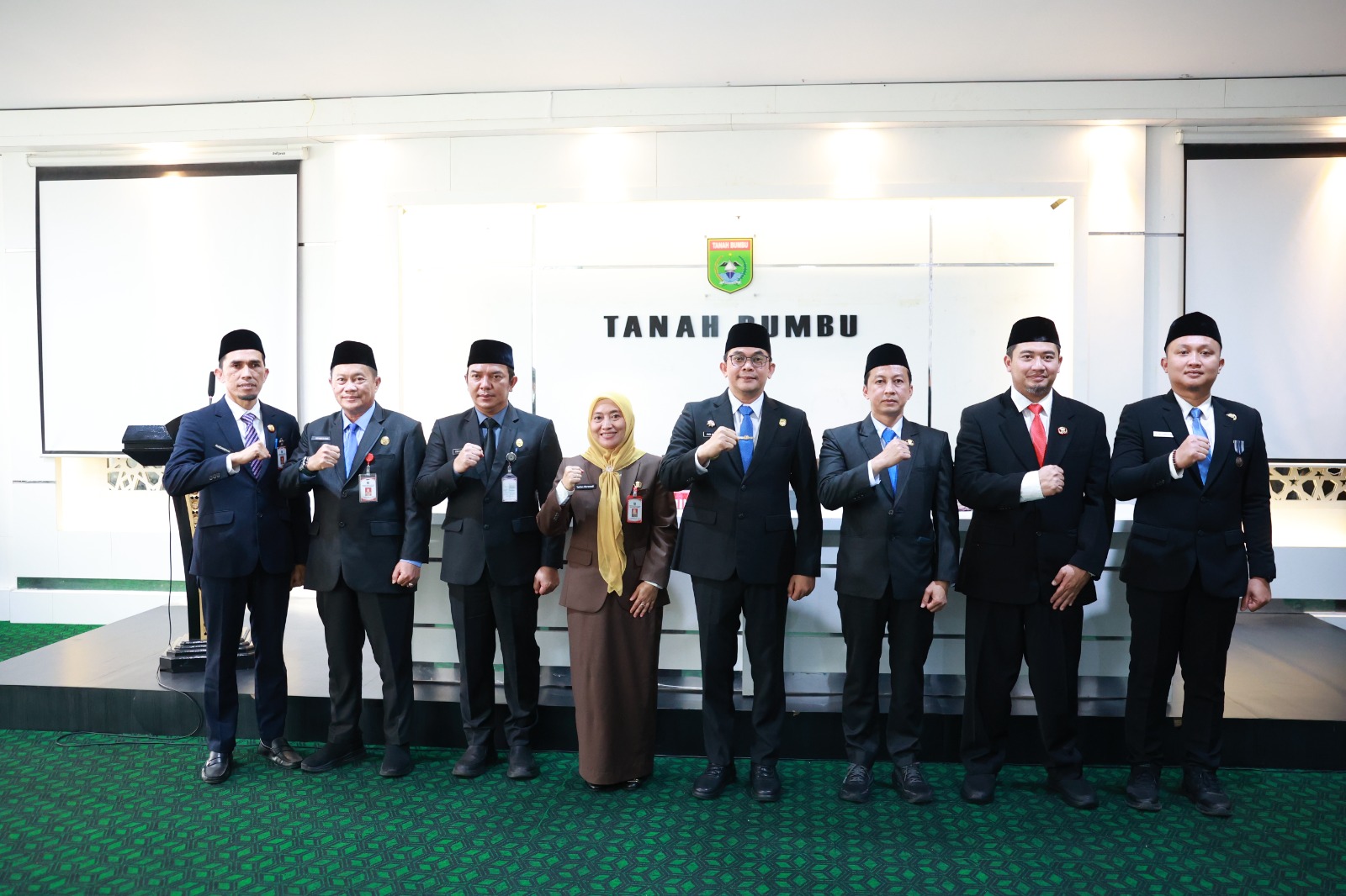 Bupati Tanah Bumbu menegaskan peningkatan kualitas SDM sebagai langkah strategis menghapus pengangguran dan mempersiapkan generasi muda.