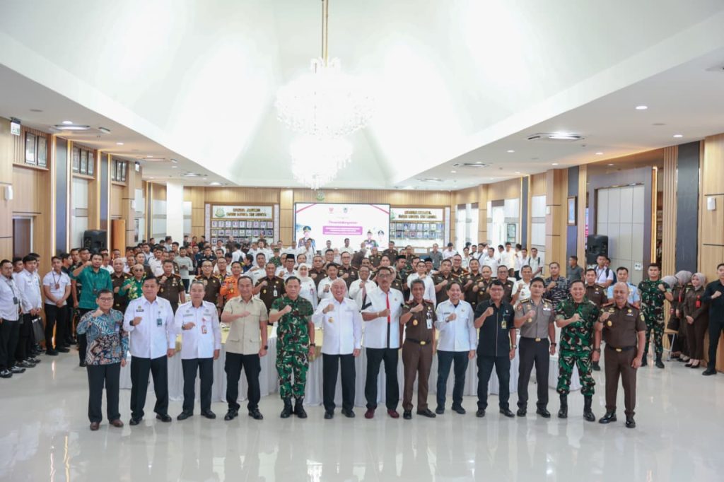 Bupati Tanah Bumbu menandatangani MoU penerapan pidana kerja sosial untuk memperkuat tata kelola hukum dan pembinaan humanis daerah.