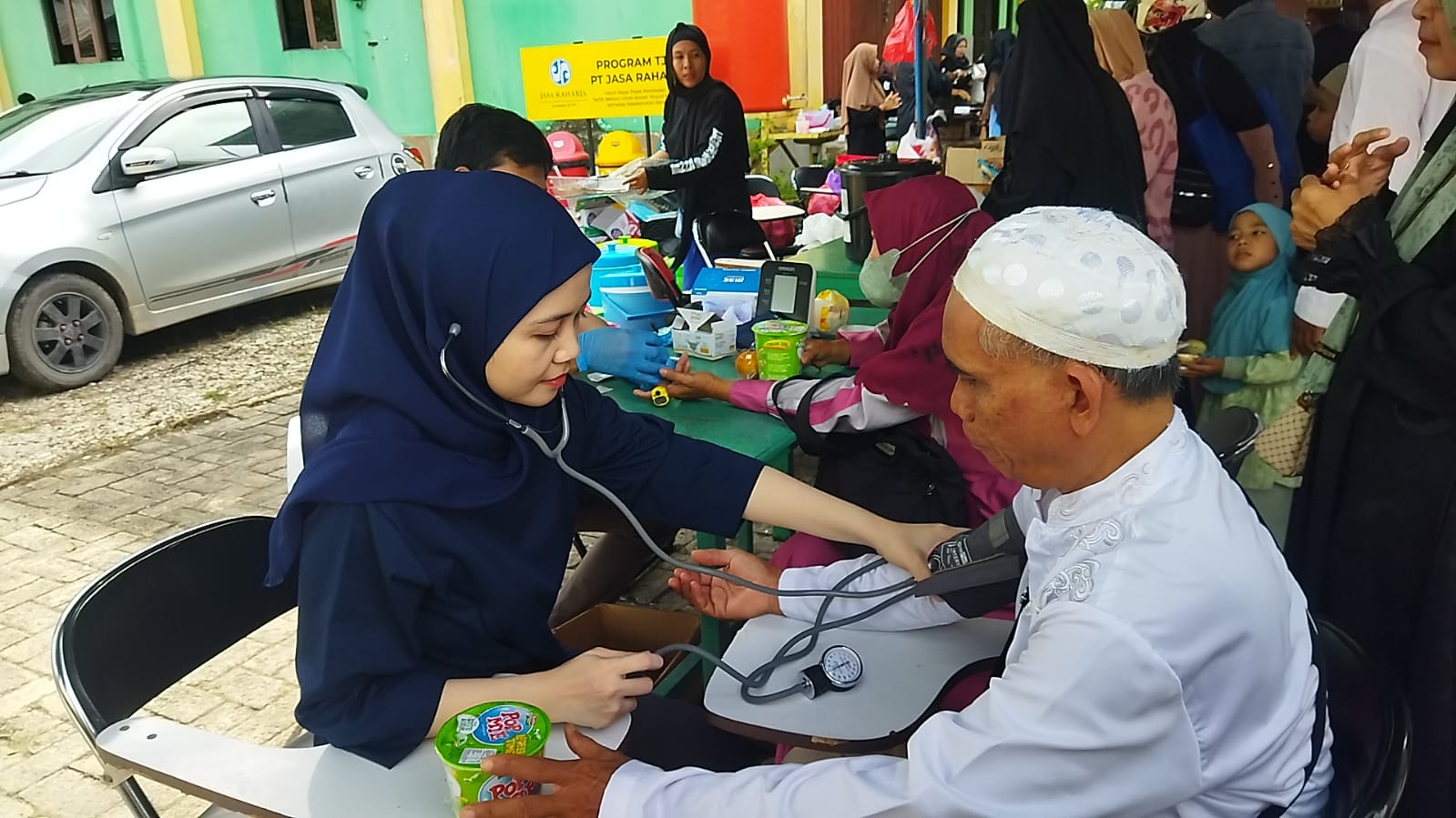 UNUKASE berkolaborasi dengan Vazza Management Group menghadirkan rest area nyaman bagi jemaah Pengajian Rutin 5 Rajab Sekumpul Martapura.