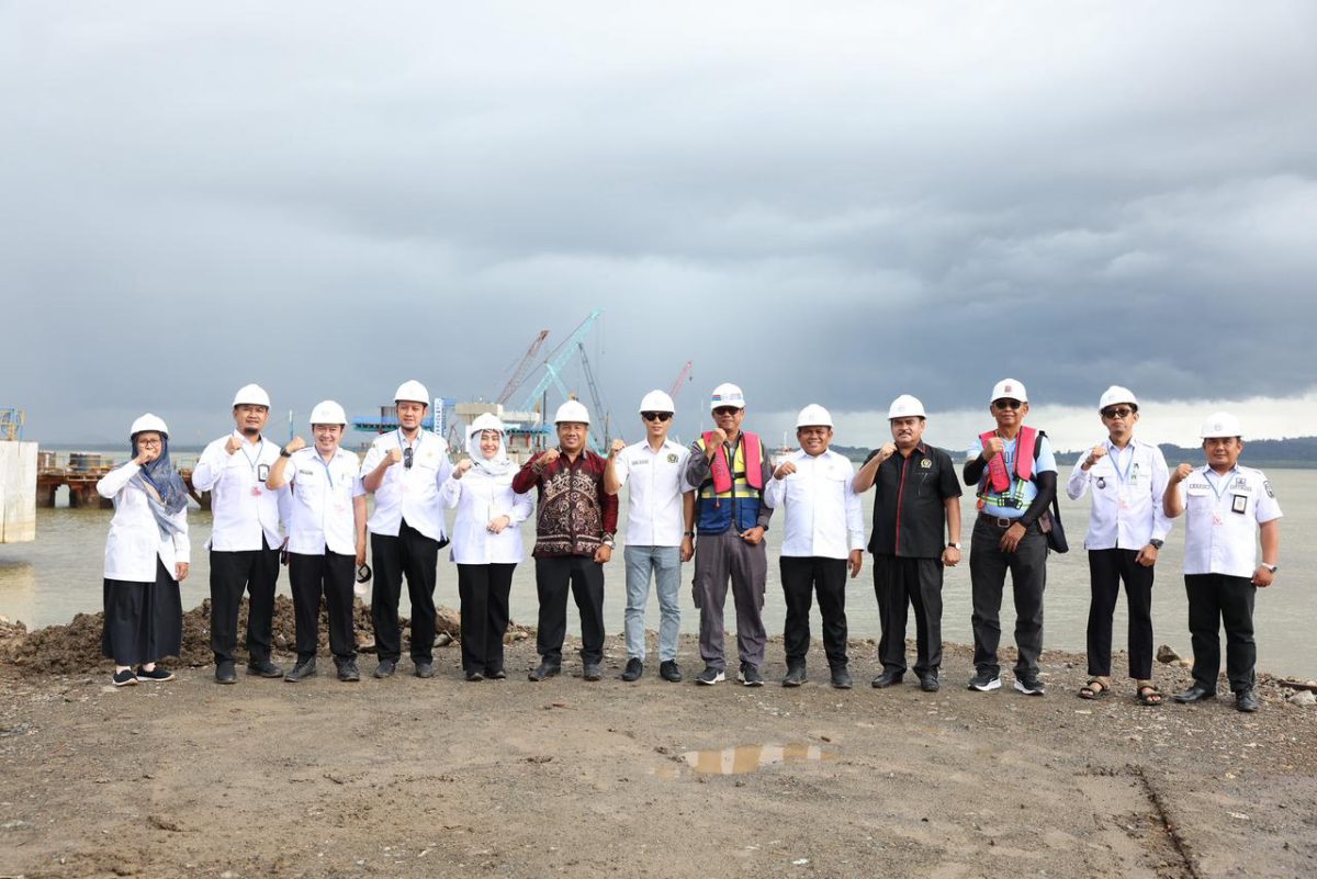 Rombongan DPRD Tanah Bumbu meninjau progres pembangunan Jembatan Kotabaru–Tanah Bumbu, Rabu (7/1/2026).