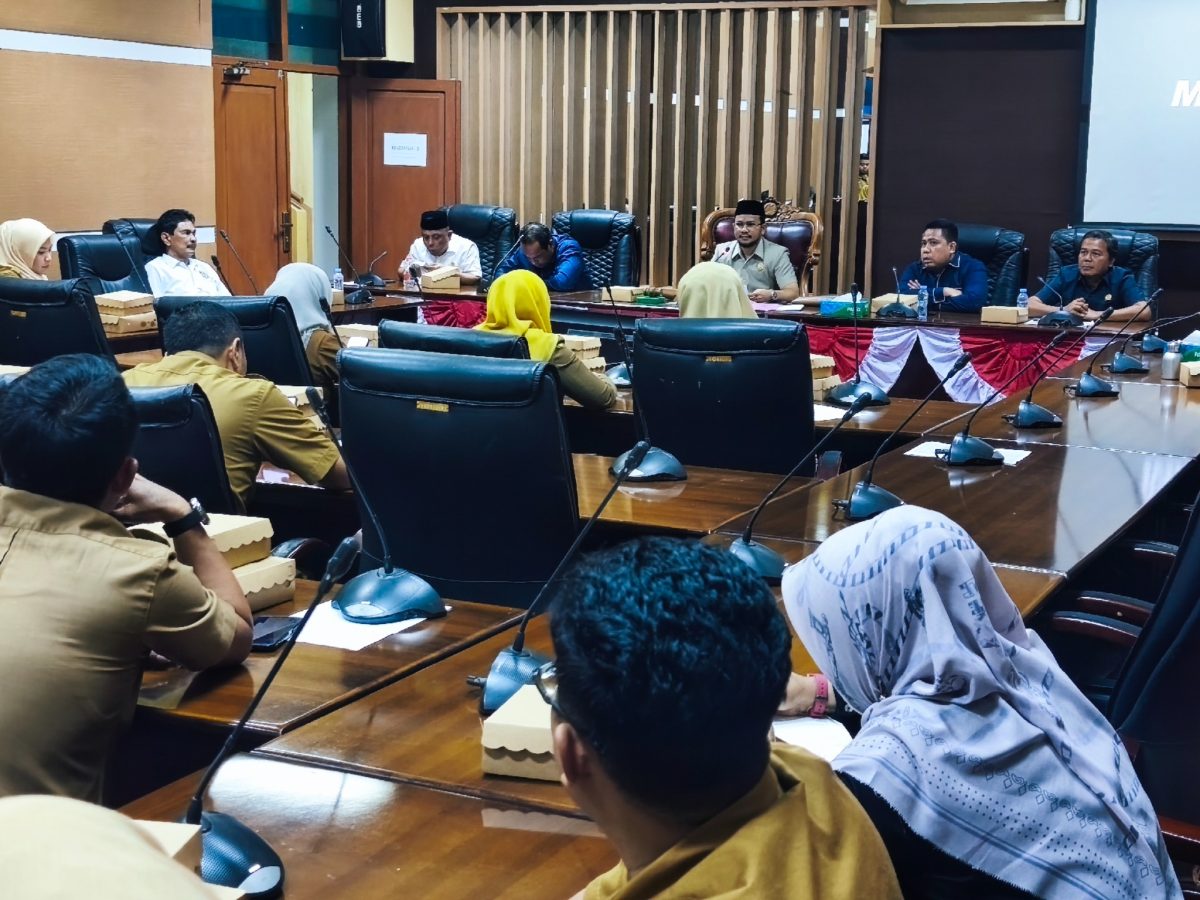 Ketua Komisi I DPRD Tanah Bumbu, H. Bobi Rahman, memimpin rapat kerja bersama jajaran Dinas Pendidikan Kabupaten Tanah Bumbu di Ruang Rapat Komisi DPRD, Senin (19/1/2026)