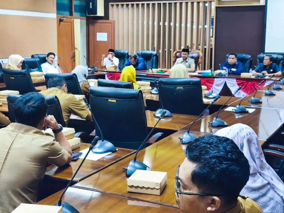 Rapat Kerja Gabungan Komisi DPRD Kabupaten Tanah Bumbu bersama jajaran pemerintah daerah membahas anggaran makan minum kegiatan reses DPRD Tahun Anggaran 2026, berlangsung di Ruang Rapat Gabungan DPRD Tanah Bumbu, Senin (19/1/2026).