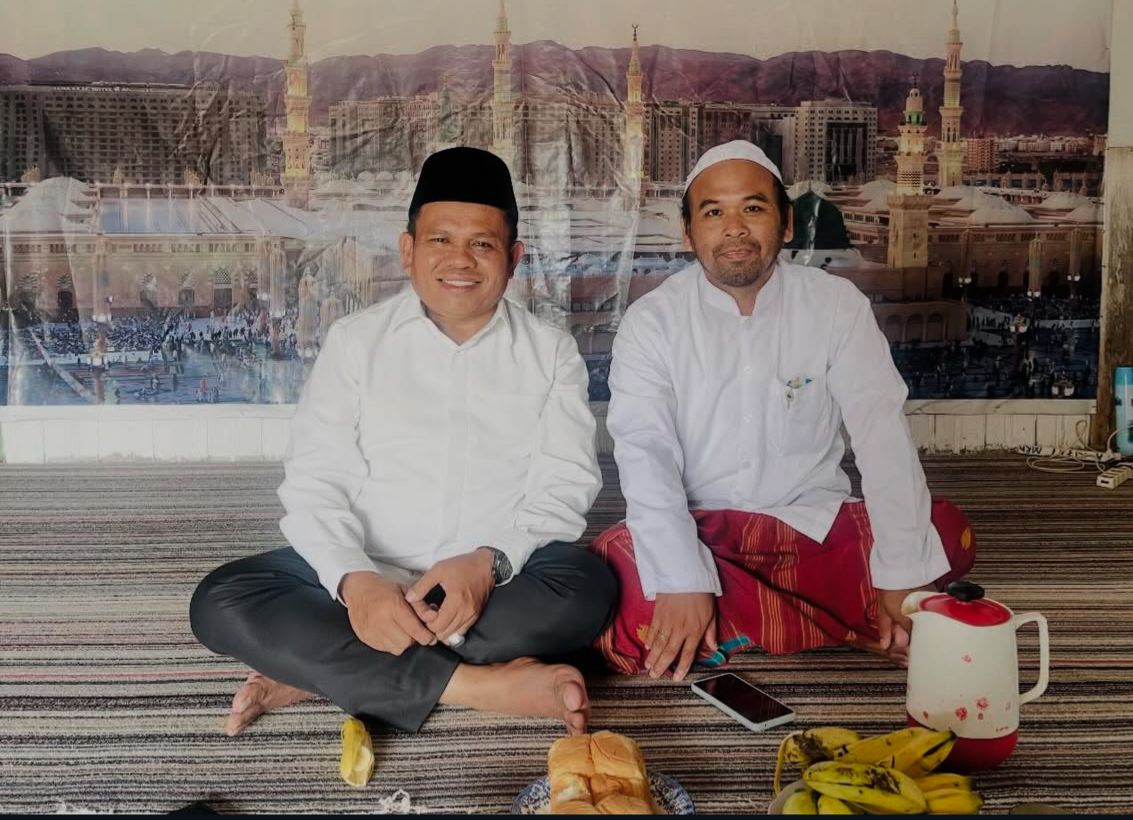 Wakil Ketua I DPRD Kabupaten Tanah Bumbu, H. Hasanuddin (kiri), duduk bersila bersama tokoh agama setempat usai menghadiri Peringatan Isra Mi’raj Nabi Muhammad SAW di Desa Satiung, Kabupaten Tanah Bumbu, Sabtu (10/1/2026).