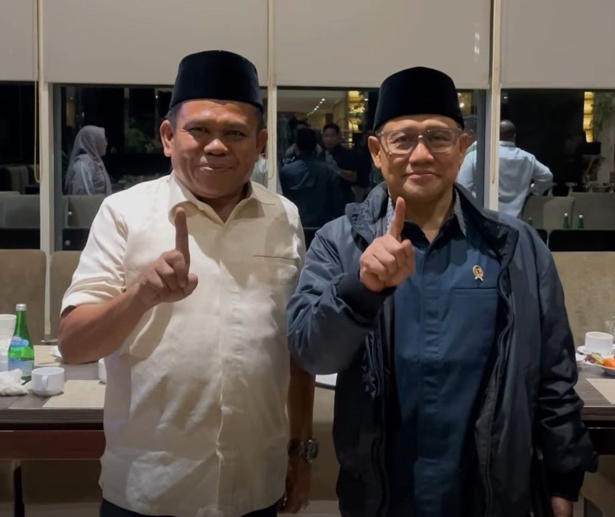 Wakil Ketua I DPRD Tanah Bumbu, H. Hasanuddin (kiri), berfoto bersama Menteri Koordinator Bidang Pemberdayaan Masyarakat RI usai penyambutan kedatangan di Bandara Syamsudin Noor, Banjarbaru, Minggu (11/01/2026).