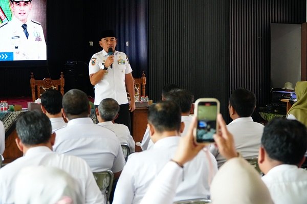 Bupati Tanah Laut H. Rahmat Trianto saat memberikan pengarahan kepada jajaran Disdikbud di Aula Disdikbud Tanah Laut, Rabu (14/1/2026). 