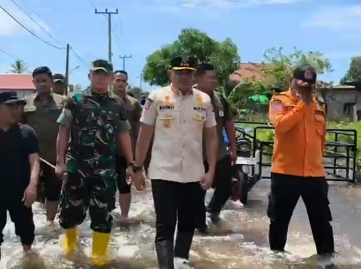Bupati Tanah Laut H. Rahmat Trianto bersama Dandim 1009/Tanah Laut Letkol Inf Adhy Irawan meninjau kawasan terdampak banjir, Jumat (2/1/2026).