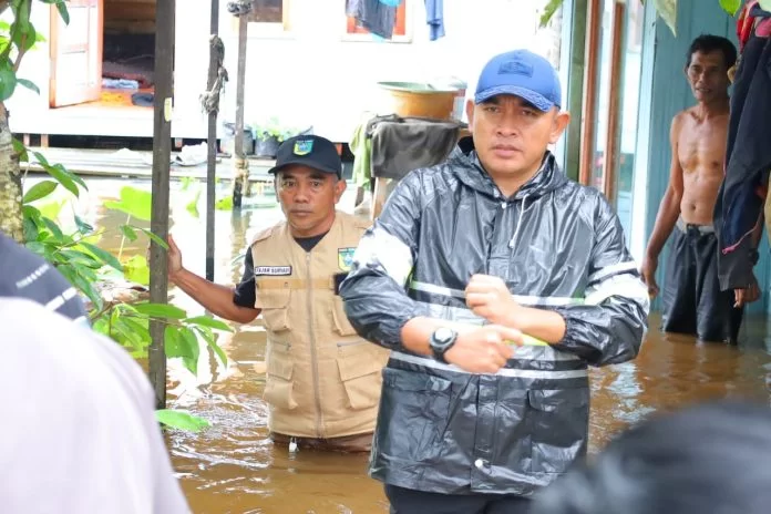 Bupati Tanah Laut, H Rahmat Trianto saat meninjau langsung sejumlah titik penyumbatan aliran air di Kecamatan Kurau, Senin (5/1/2026).