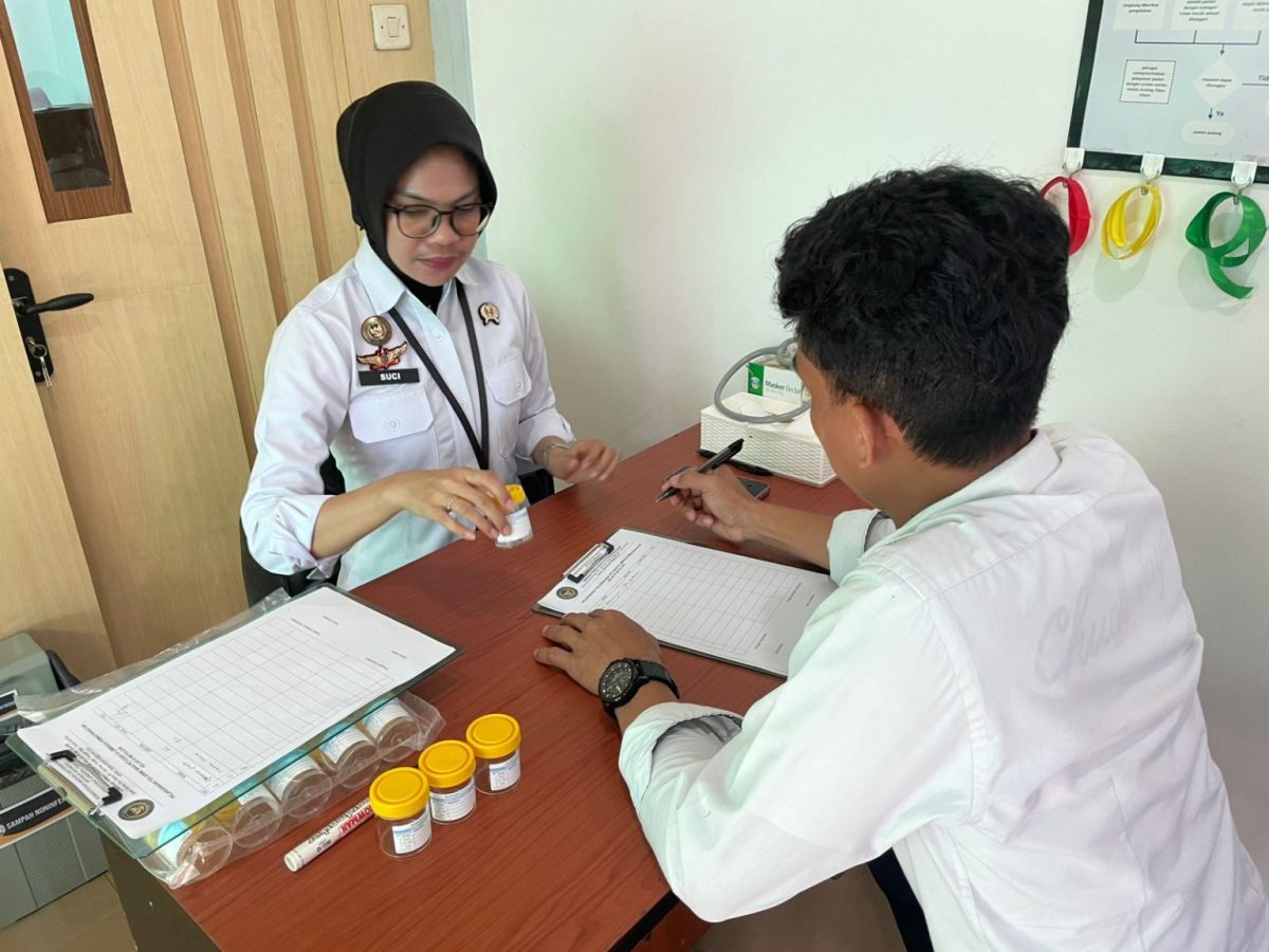 Petugas Lapas Batulicin melakukan pemeriksaan tes urine terhadap petugas dan warga binaan sebagai bagian dari pengawasan internal.