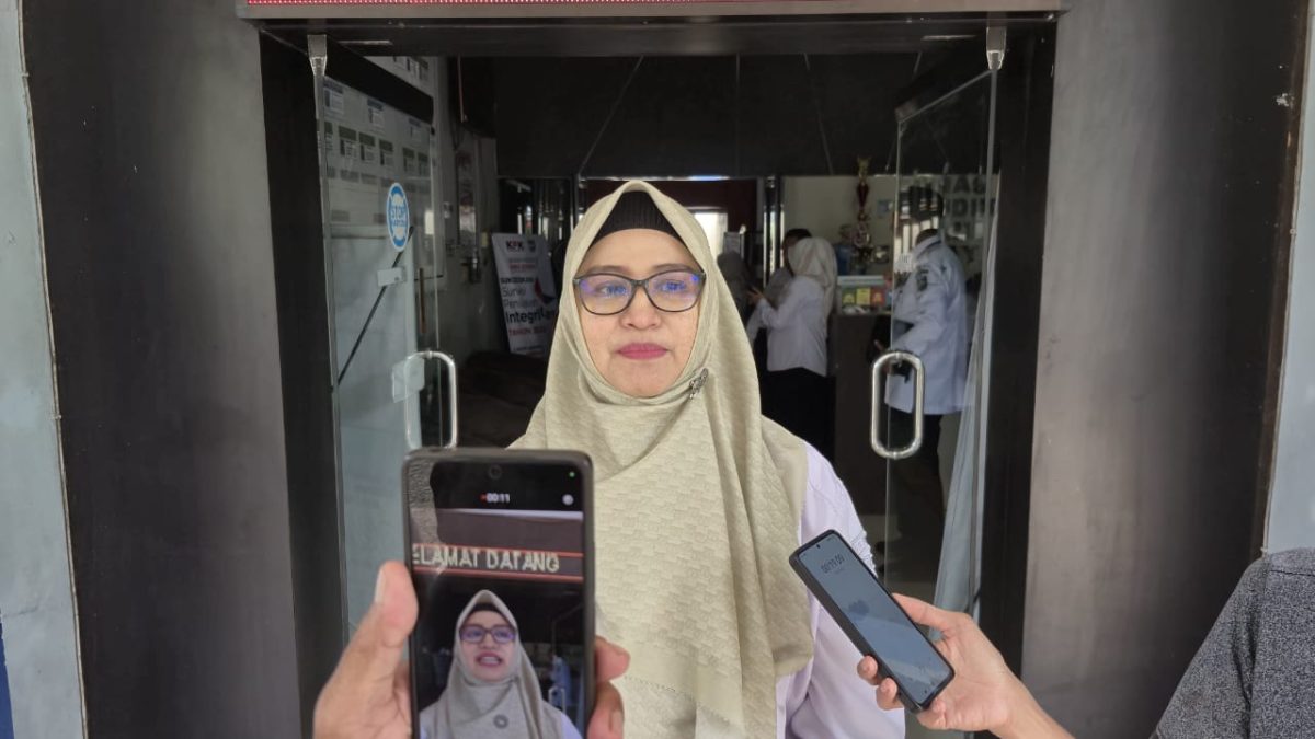 Plt Kepala Disdikbud Tanah Laut Myrza Fazrina menyampaikan keterangan terkait kunjungan kerja Bupati Tanah Laut di Pelaihari, awal 2026.