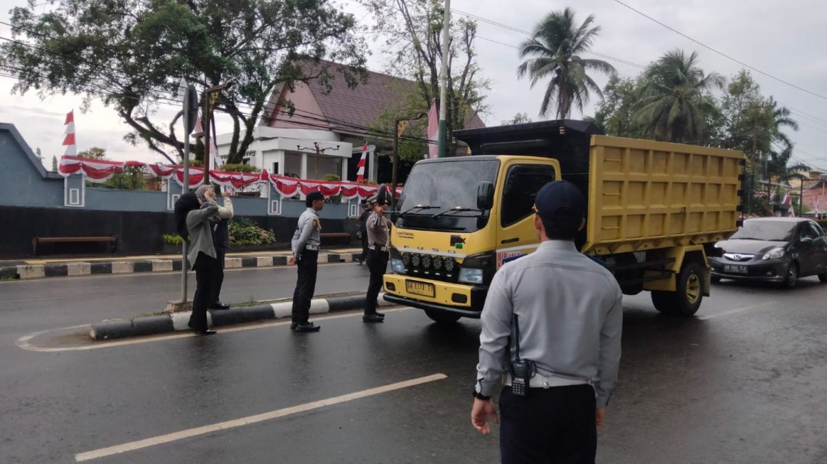 Petugas Dinas Perhubungan Tanah Laut memberikan imbauan dan melakukan penertiban terhadap truk angkutan barang terkait kebersihan jalan raya.