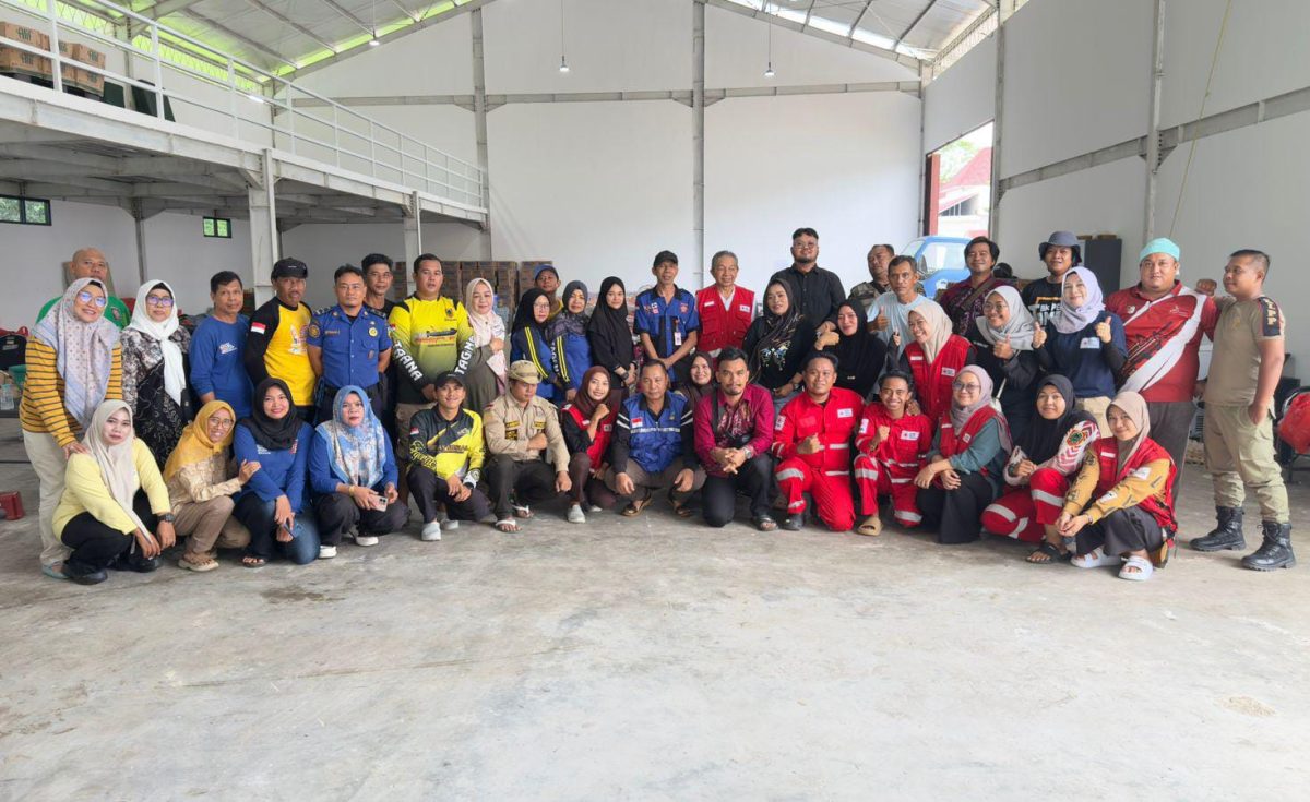 Jajaran Dinas Sosial Kabupaten Tanah Laut berfoto bersama para relawan lintas organisasi usai penutupan operasional dapur umum banjir, Kamis (15/1/2026).