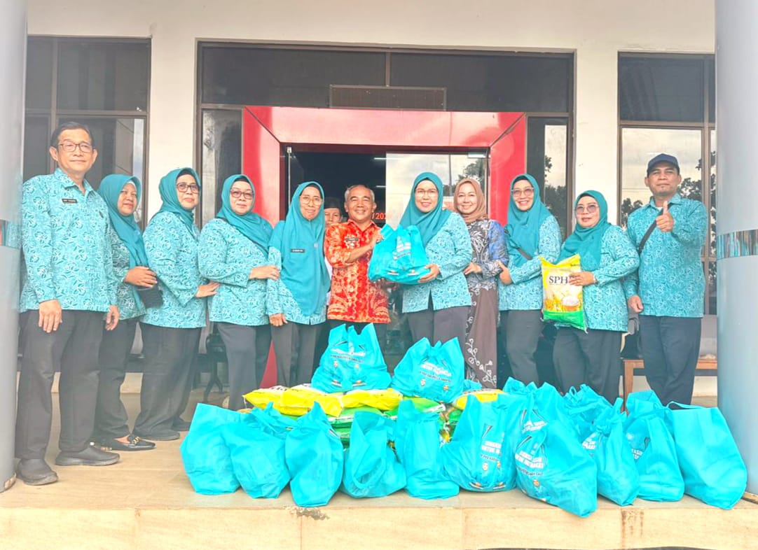 Jajaran TP PKK Tanah Laut didampingi Camat Kurau menyerahkan bantuan logistik kepada warga terdampak banjir di Desa Handil Negara dan Kali Besar, Kamis (15/1/2026).