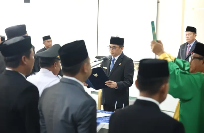 Pelantikan 21 pejabat oleh Bupati Tanah Bumbu Andi Rudi Latif perkuat birokrasi daerah dan pelayanan publik secara profesional.
